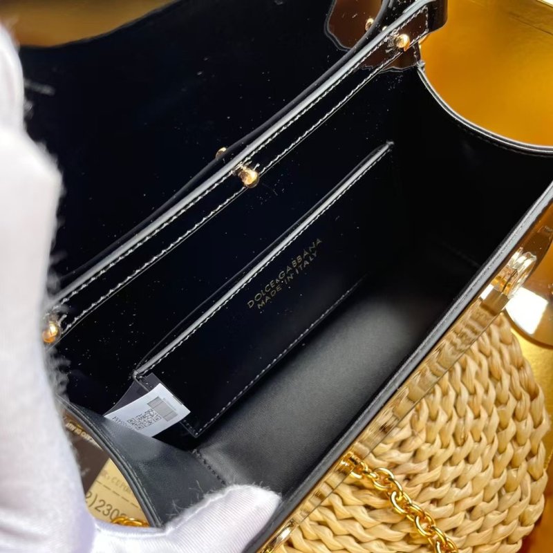 Dolce & Gabbana Shoulder bag in Black patent leather with a Gold Chain DG logo