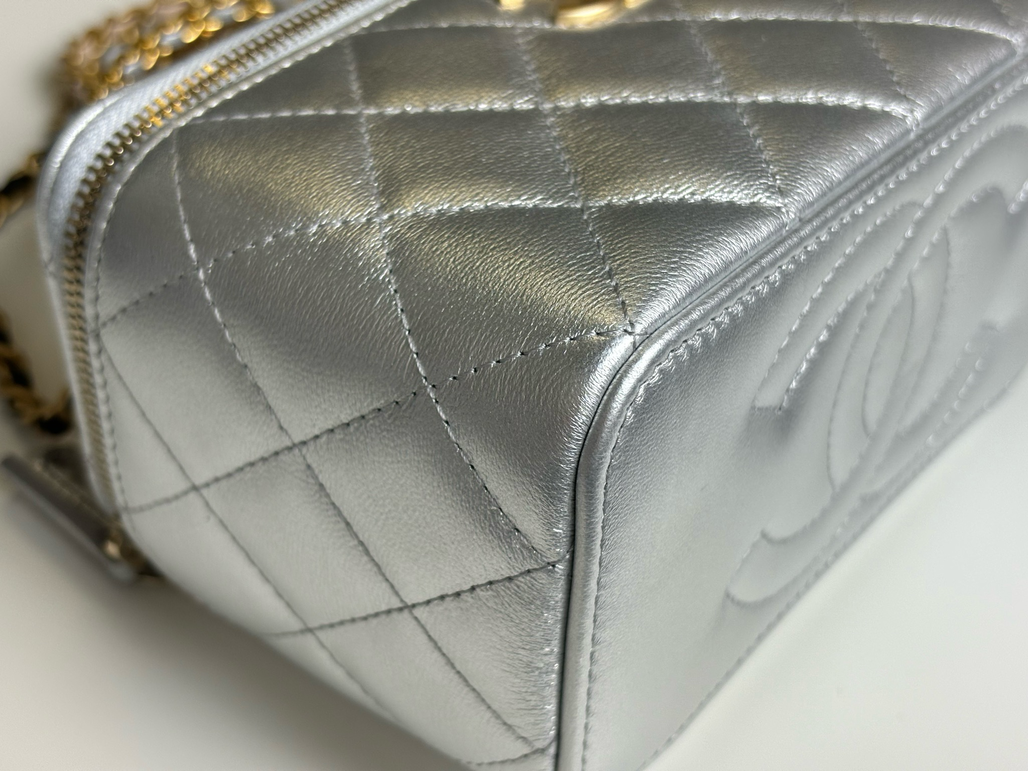 Chanel Vanity Case in Silver Lambskin with Gold Hardware 17 cm