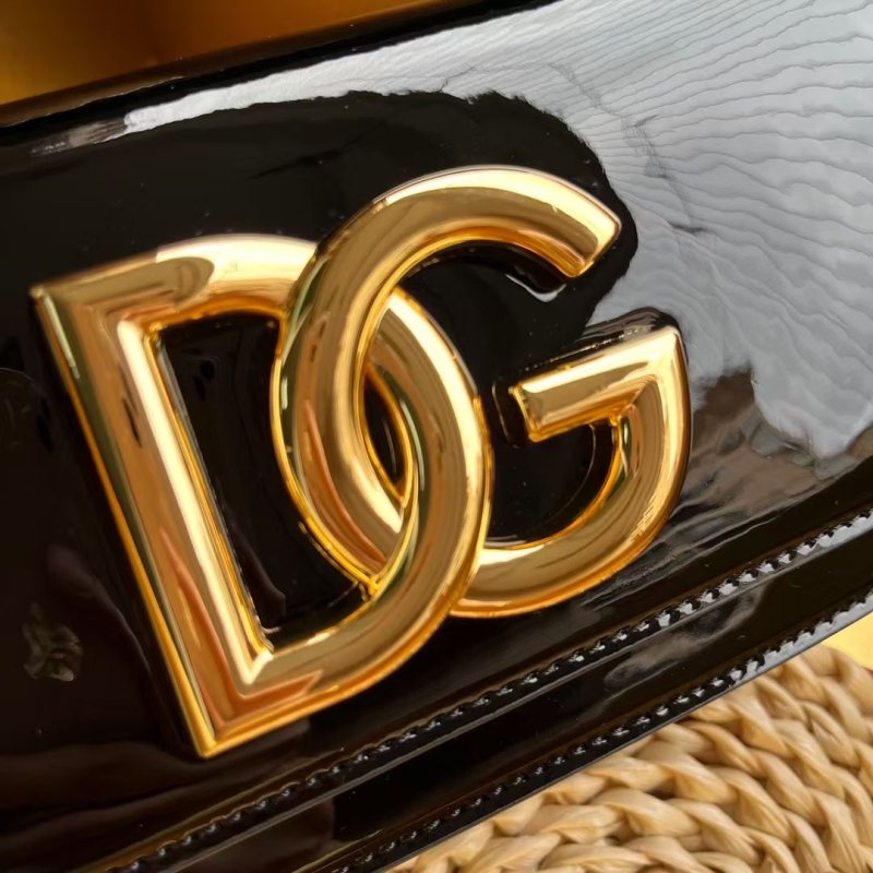 Dolce & Gabbana Shoulder bag in Black patent leather with a Gold Chain DG logo