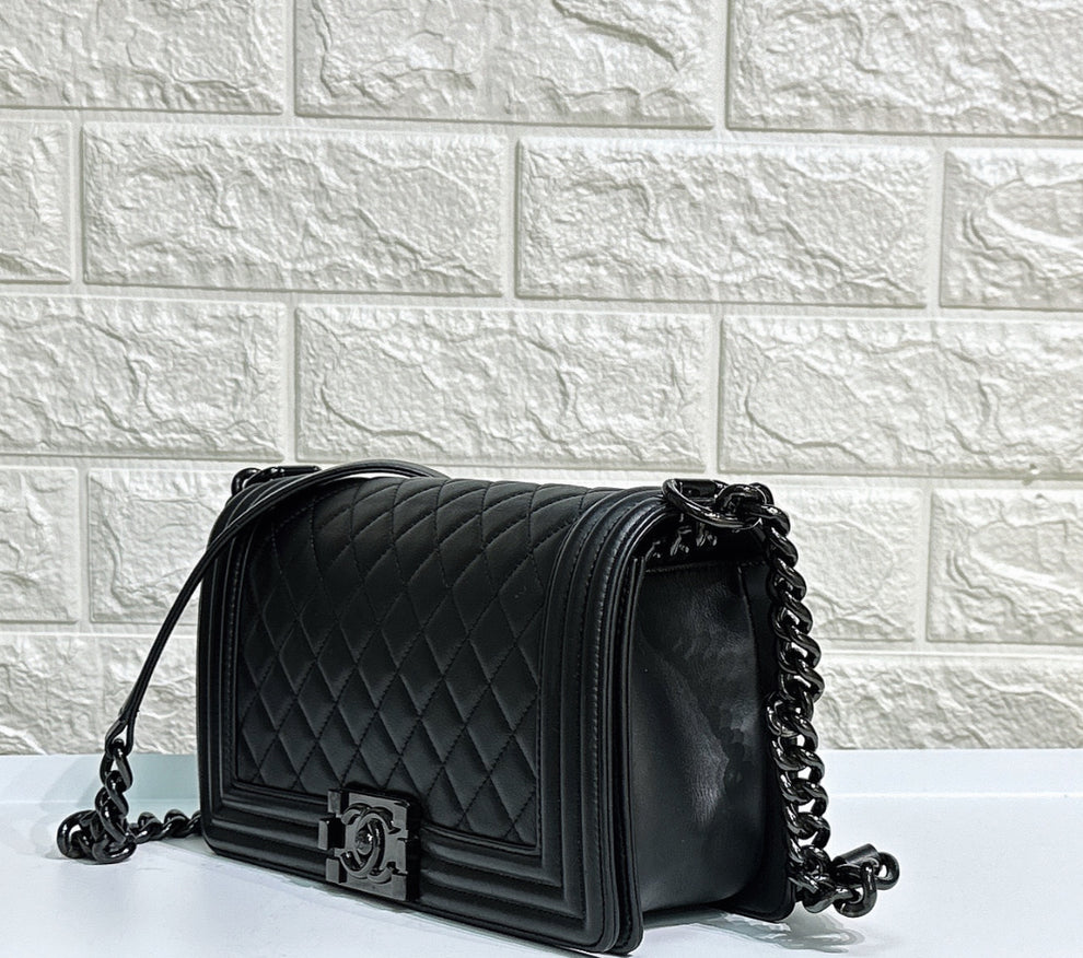 Chanel Boy Bag in Black Quilted Lambskin with black Hardware