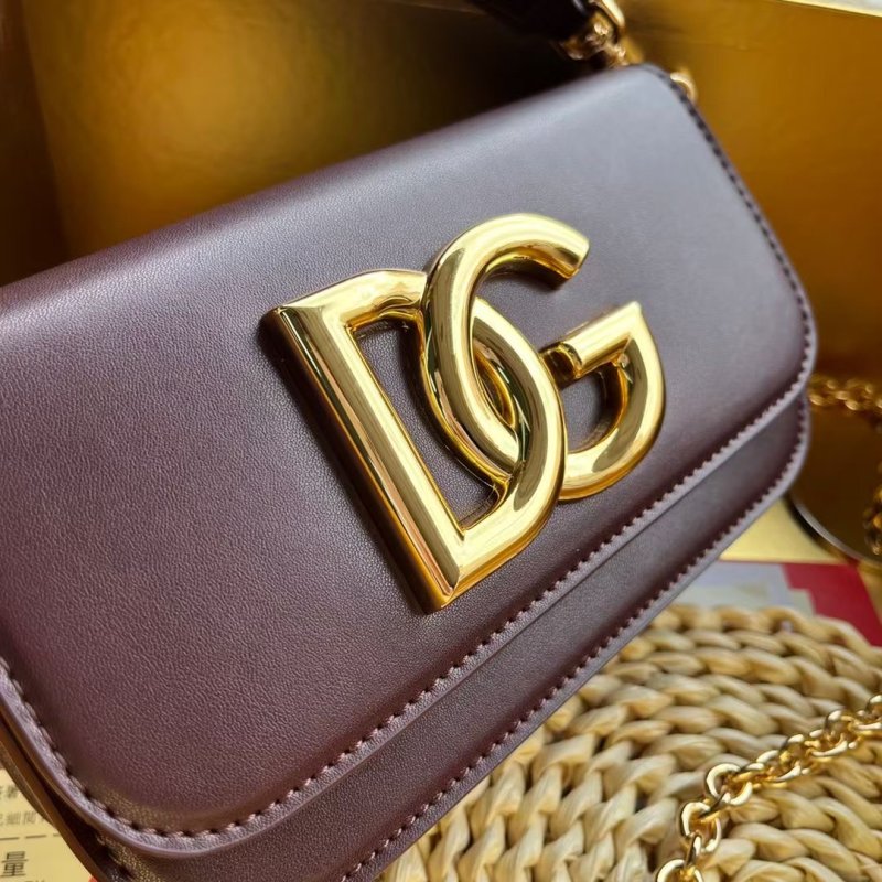 Dolce & Gabbana Shoulder bag in Burgundy made of calfskin leather with a Gold Chain DG logo
