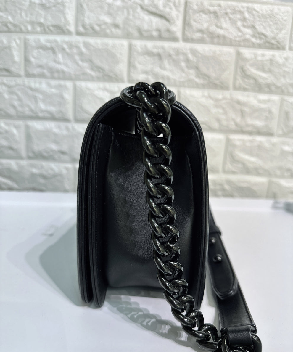 Chanel Boy Bag in Black Quilted Lambskin with black Hardware