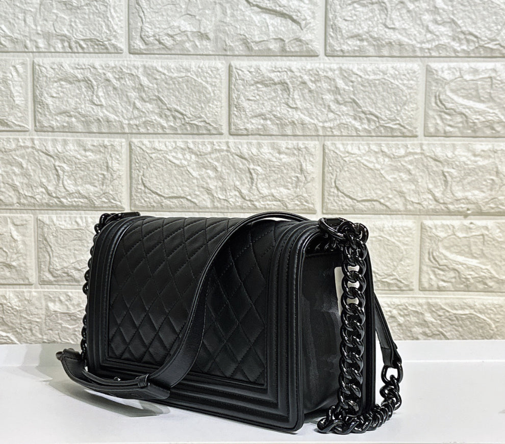 Chanel Boy Bag in Black Quilted Lambskin with black Hardware
