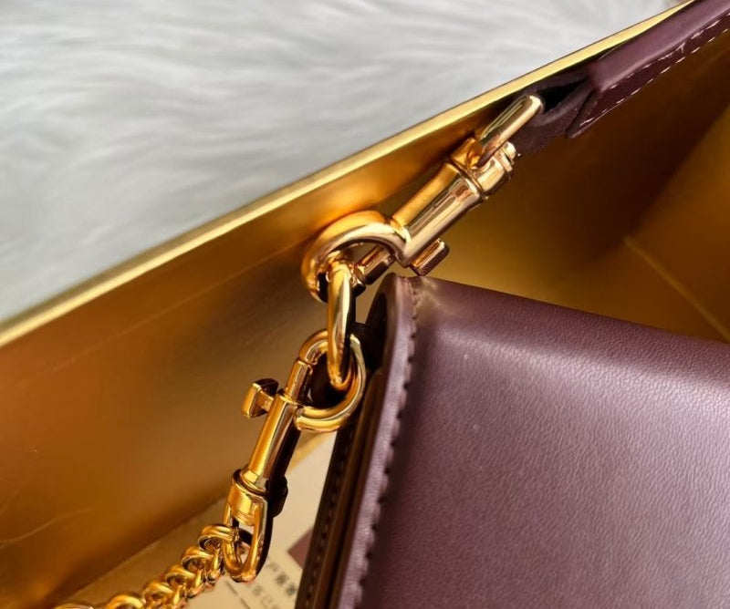 Dolce & Gabbana Shoulder bag in Burgundy made of calfskin leather with a Gold Chain DG logo