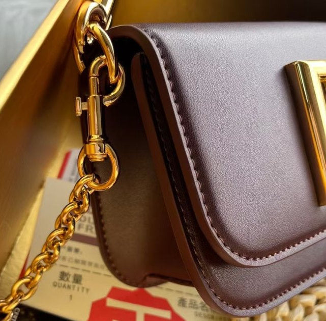 Dolce & Gabbana Shoulder bag in Burgundy made of calfskin leather with a Gold Chain DG logo